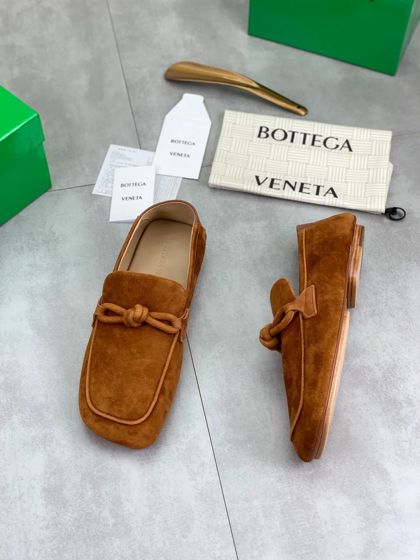 Factory price P760💰Top quality (genuine leather outsole series)💎💎💎 BOTTEGA VENETA official website synchronizes the latest model, top version of the highest version of BV business leather shoes in the market, accept material comparison, shoe type comparison, process comparison, practical and texture, versatile, suitable for any occasion, the more you look at it, the more flavorful it becomes. Pure hand-woven craftsmanship - upper material, imported original hand-woven calfskin - high-quality water-dyed sheepskin lining - original private model custom-made hand-made leather outsole -Size: female 35-39 (34 40 customized) male 39-44 (38 45 customized) Comes with original BV green box, complete packaging.